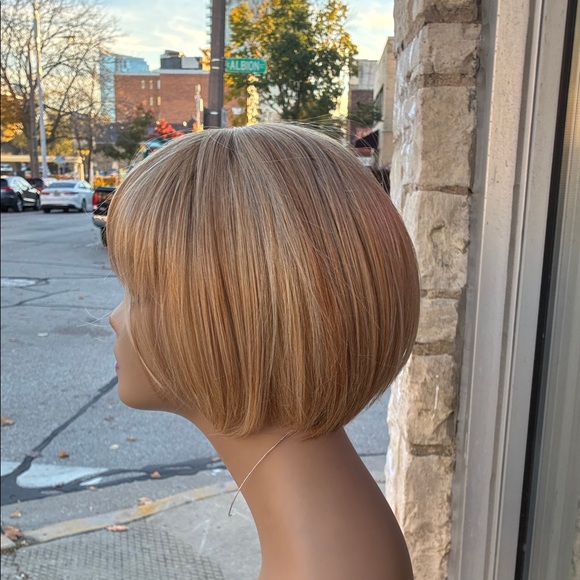 Stylish Blonde Bob Wig - Picture 3 of 15